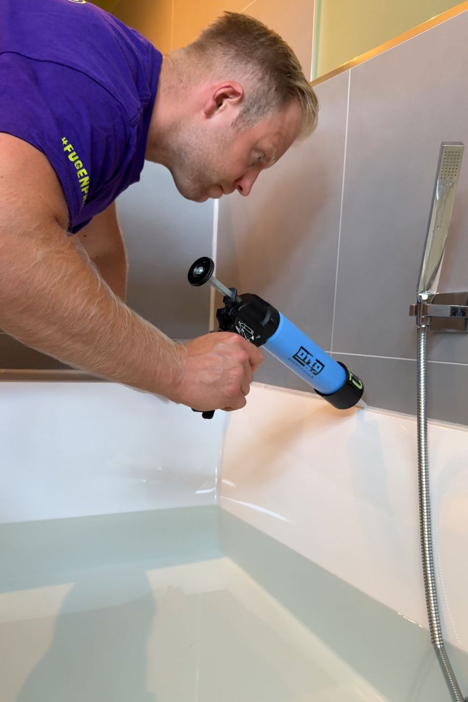 Im traditionsreichen Hotel Essener Hof haben wir die Fugen von insgesamt 106 Duschen und Badewannen in den Hotelzimmern erneuert, um Hygiene, Optik und Langlebigkeit zu gewährleisten. Die Arbeiten wurden innerhalb von nur 2 Wochen durchgeführt, um den laufenden Hotelbetrieb nicht zu beeinträchtigen. Durch präzise Terminplanung und effiziente Abläufe konnten die Zimmer täglich schnell wieder freigegeben werden. Besonders bei empfindlichen Bereichen kam geruchsarmes Silikon zum Einsatz, wodurch unangenehme Ge