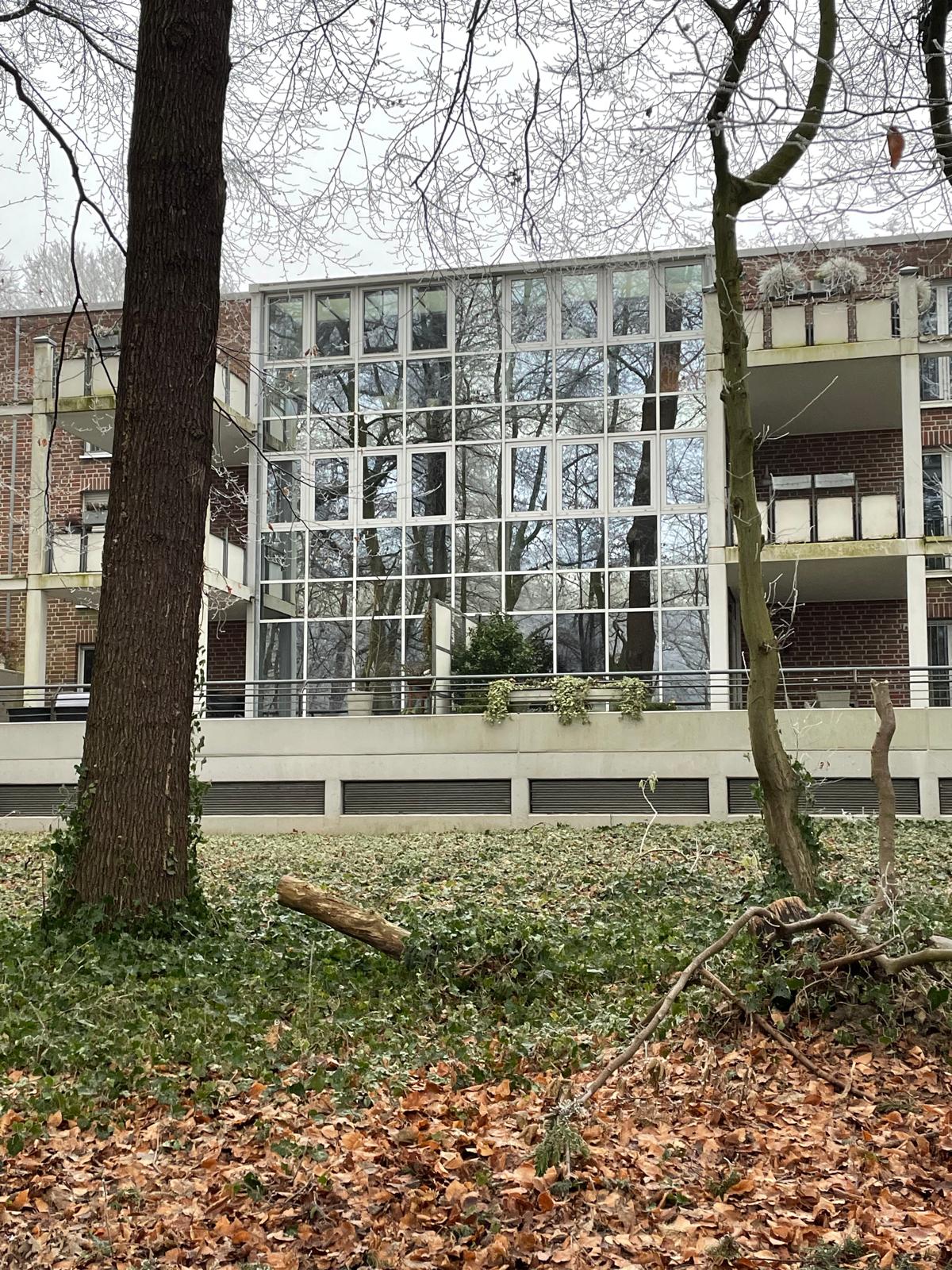 Aufnnahme einer Baustelle von Fugentech in Marl. Die große Fensterfassade ist zu sehen, wo die Fensteranschlüsse und Dichtungen erneuert wurden.