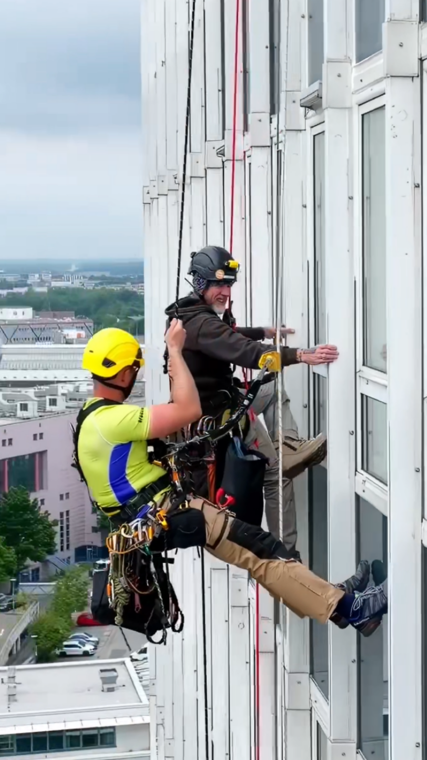 2 Industriekletterer von der Firma Fugentech die an einem Hochhaus neue Silikonfugen herstellen