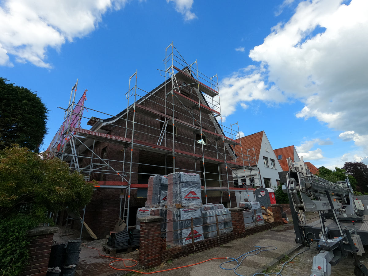 Gerüst vor einer Giebelfassade in Neuss. Die Klinkerfugen sind bereits entfernt wurden
