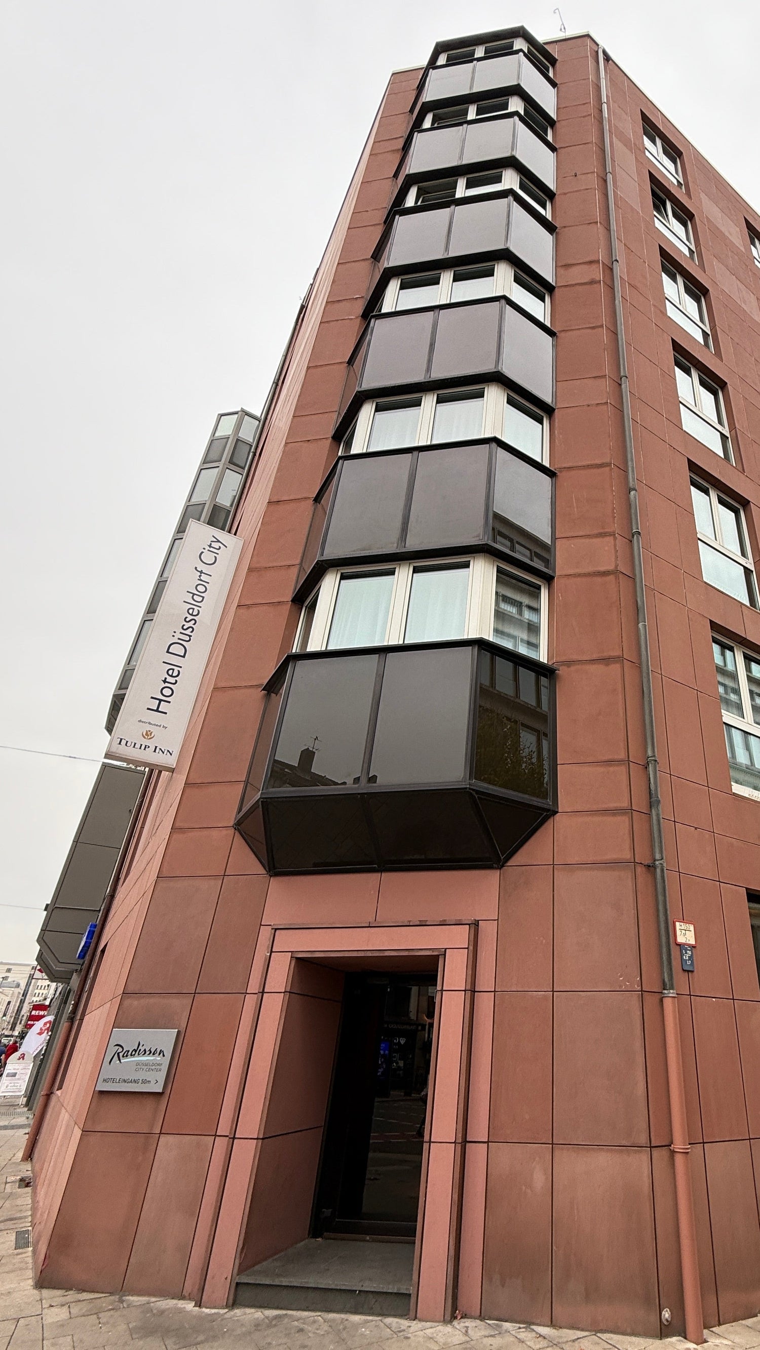 Hotel Düsseldorf City Natursteinfassade, die viele Dehnungsfugen hat. Alle Fugen wurden von der Fugenfirma Fugentech saniert.