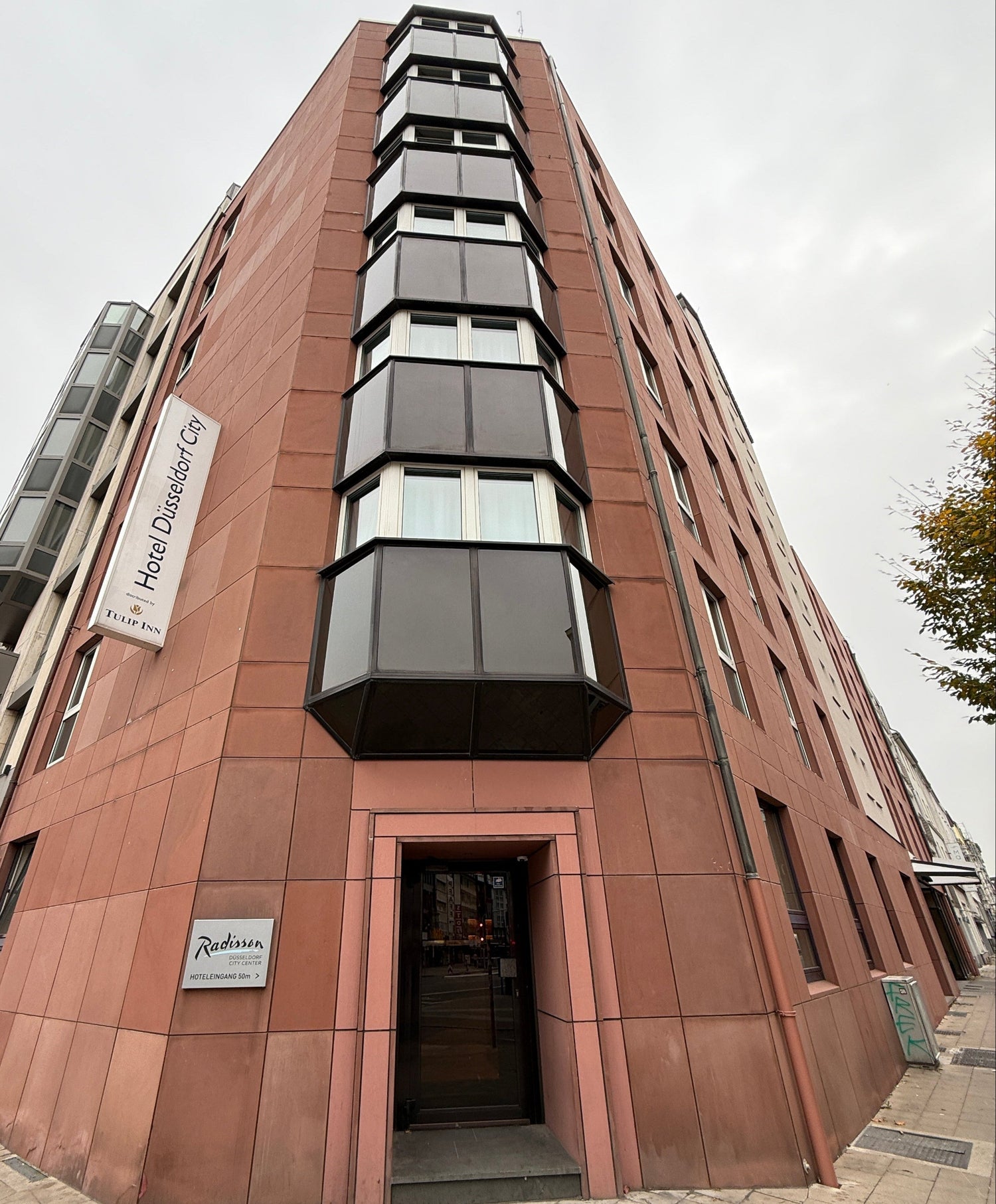 Hotel Düsseldorf City Natursteinfassade mit vielen Dehnungsfugen die von der Fugenfirma Fugentech erneuert wurden.